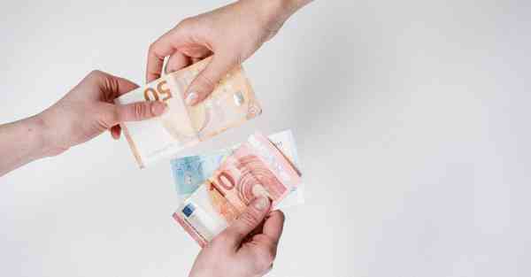 人工智能机器人和人谈恋爱