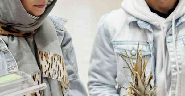 人工智能机器人和人谈恋爱